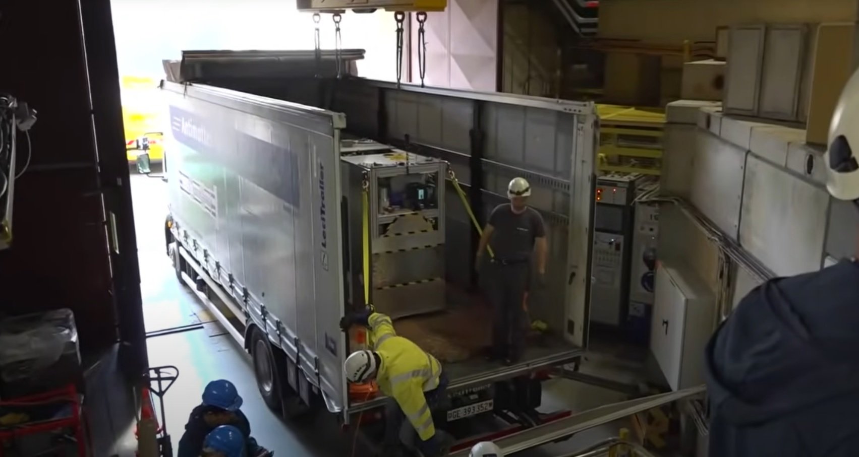 Transportul antimateriei, o premieră globală, deschide noi orizonturi în cercetare O realizare revoluționară a avut loc recent la CERN, centrul mondial de referință în fizica particulelor, unde oamenii de știință au reușit pentru prima dată să transporte antimaterie pe distanțe considerabile, o etapă crucială pentru viitorul cercetării fundamentale în domeniul fizicii