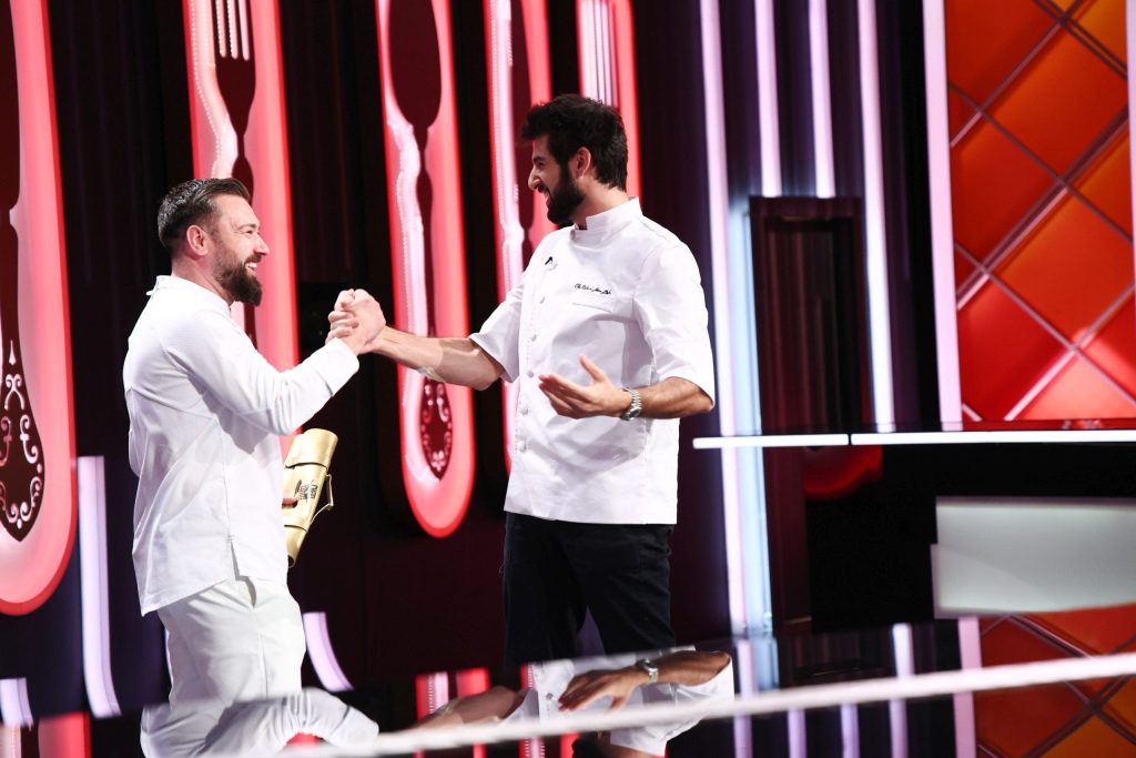 Chef Richard Abou Zaki a acordat ieri primul cuțit de aur al sezonului 17, o distincție râvnită în competiția culinaryă de la televizor, concurentului Alexandru Dodoaia