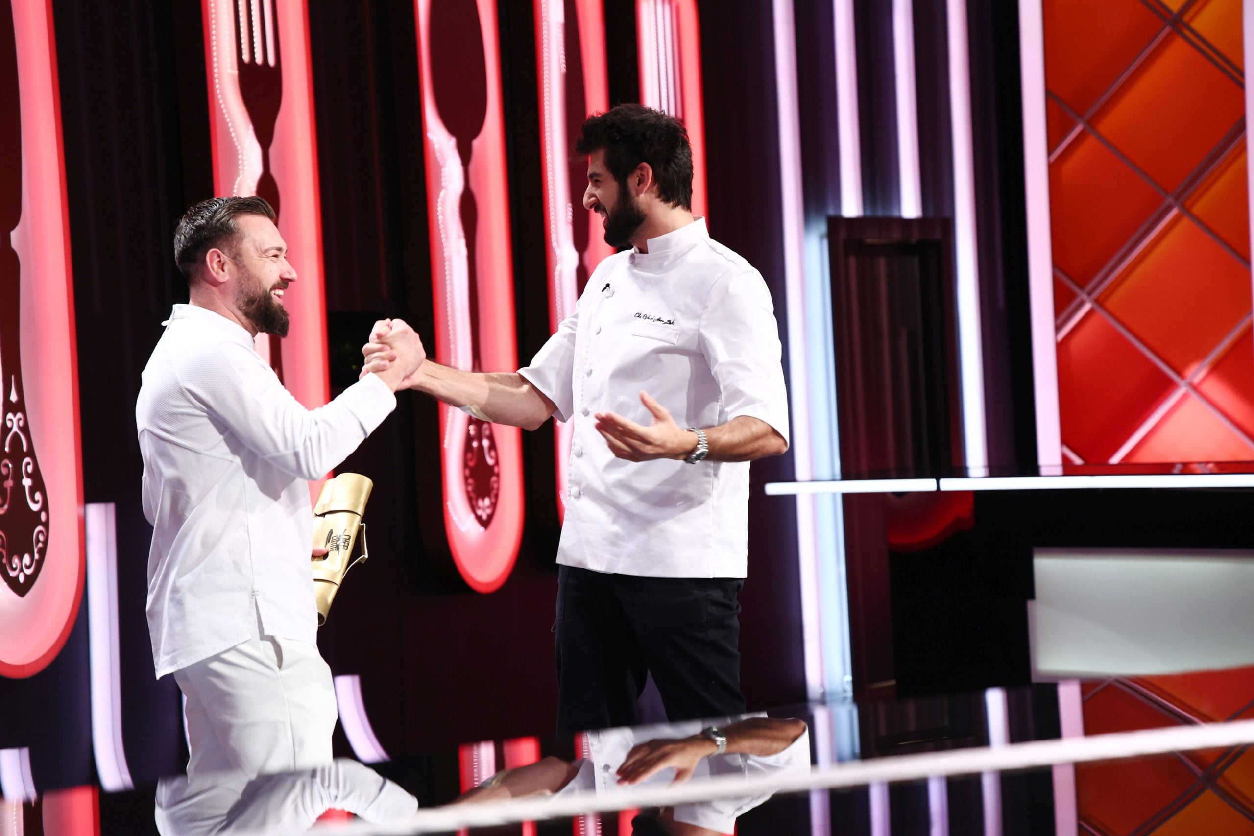 Chef Richard Abou Zaki a acordat ieri primul cuțit de aur al sezonului 17, o distincție râvnită în competiția culinaryă de la televizor, concurentului Alexandru Dodoaia