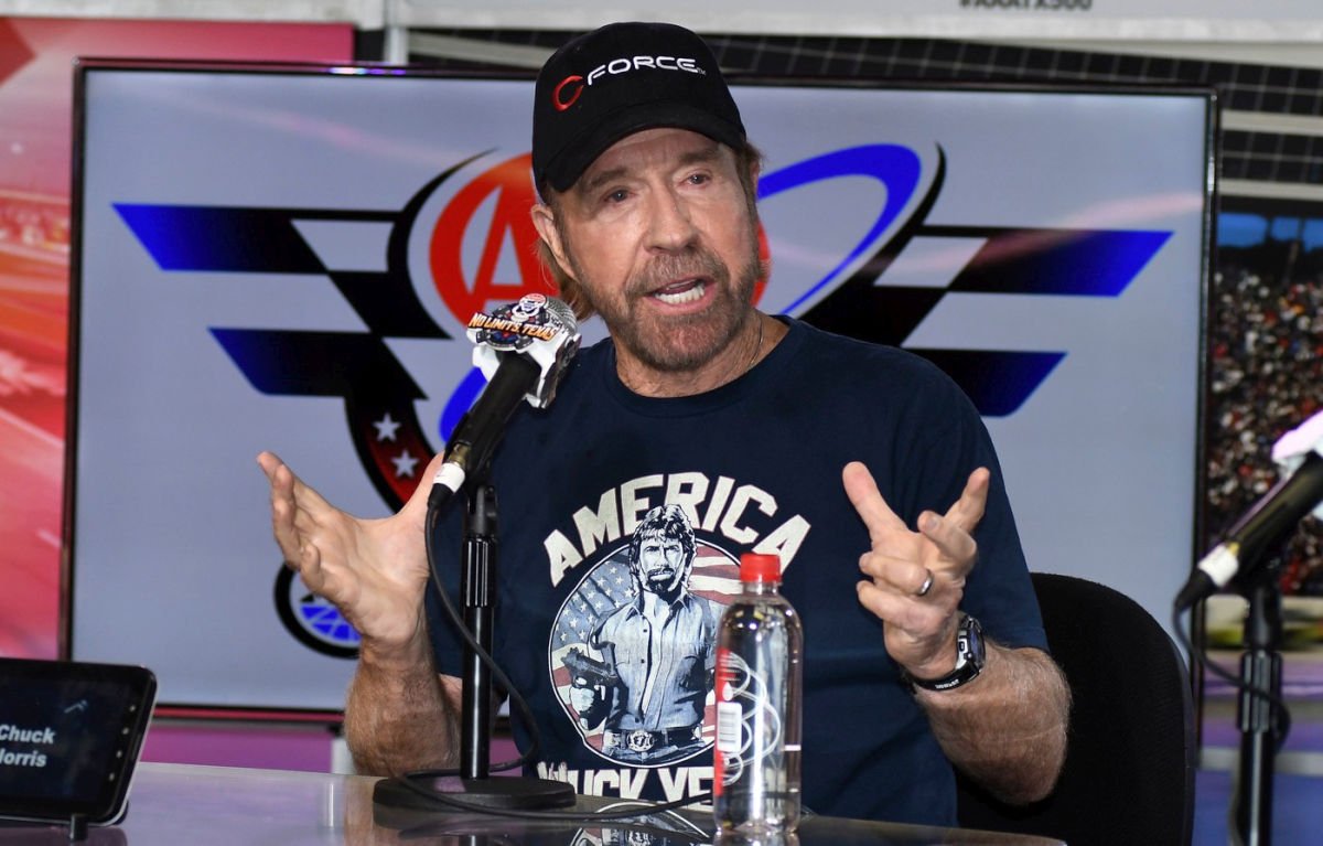 Chuck Norris a încetat din viață la vârsta de 86 de ani, lăsând în urmă o moștenire considerabilă, estimată la aproximativ 70 de milioane de dolari