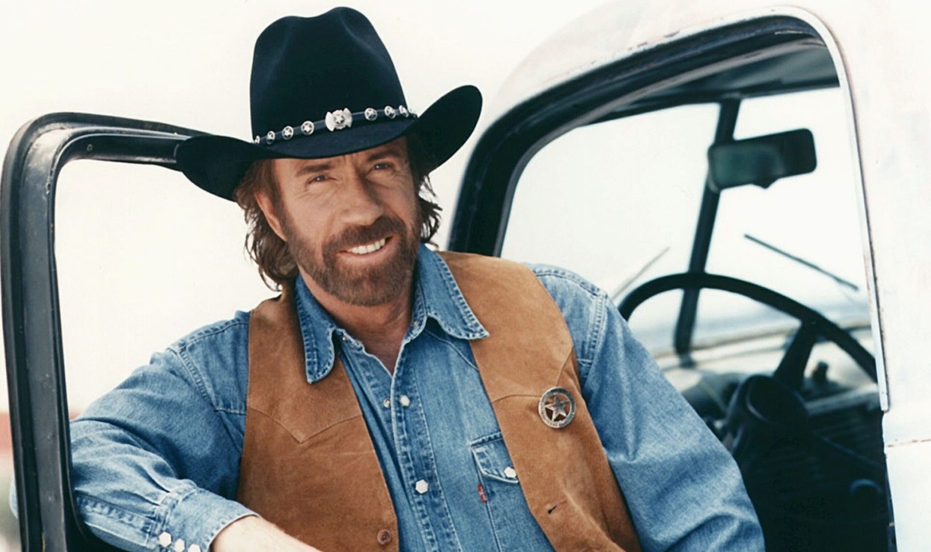 Chuck Norris a devenit o figură legendara nu doar prin filmele de acțiune și performanțele sale în artele marțiale, ci și printr-un fenomen cultural neobișnuit, ce a instaurat un nou mod de a percepe umorul și hiperbola