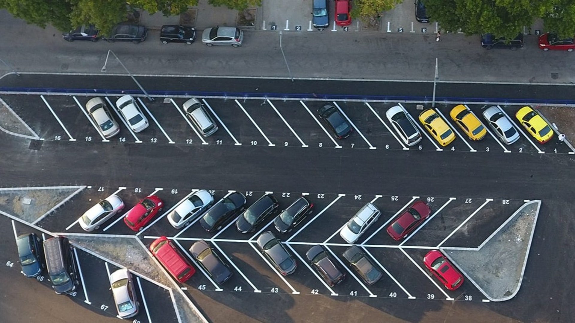 Bucureștenii din Sectorul 4 vor putea parca gratuit pe locurile publice în condiții speciale Administrația Sectorului 4 anunță o reformă care a stârnit deja controverse printre locuitori: bucureștenii care locuiesc în această zonă vor putea să ocupe gratuit locurile de parcare publice, dar doar dacă decid să nu ceară înapoi taxa plătită pentru dezvoltarea urbană