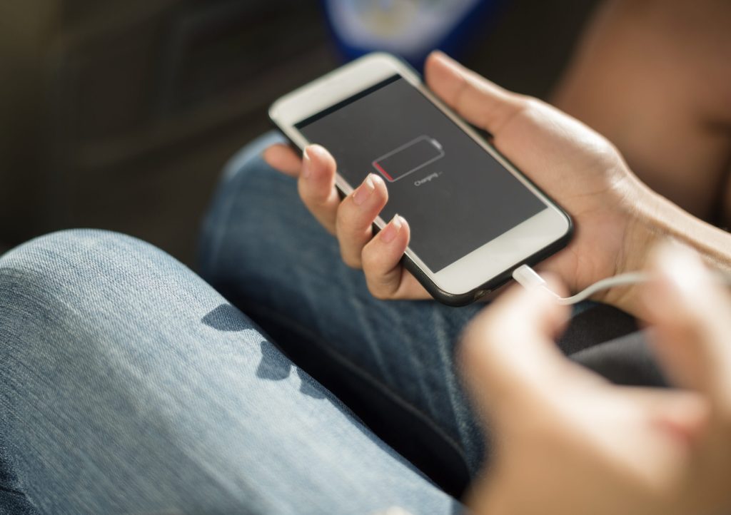 Încărcarea telefonului, o activitate zilnică pentru majoritatea dintre noi, ascunde riscuri pe care nu le bănuim adesea
