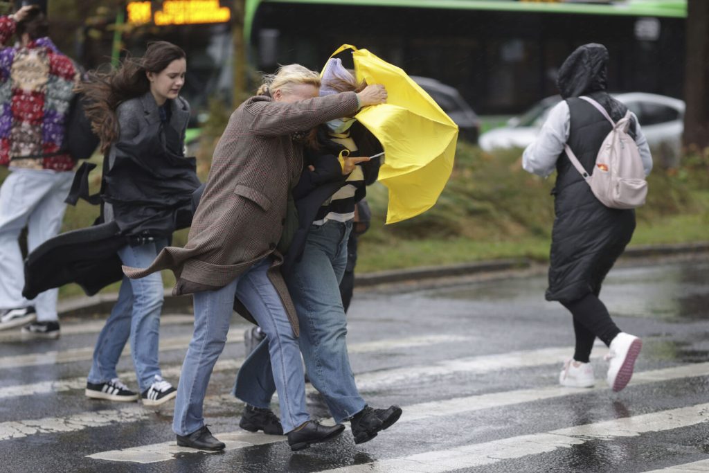 Vremea capricioasă își face simțită prezența în România, iar autoritățile meteorologice au emis un avertisment de tip cod galben, solicitând vigilență în zonele afectate de rafale de vânt puternic