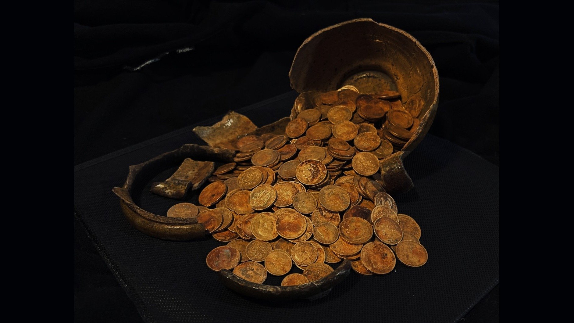 O descoperire arheologică remarcabilă din Rusia ar putea oferi noi perspective asupra perioadei finale a Imperiului Rus și asupra modului în care familiile obișnuite încercau să-și protejeze averea în timpul tumultuos al Revoluției Ruse