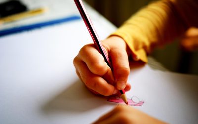 Jumătate din elevii din București și Ilfov nu țin telefonul în poziție corectă, 34% nu stau corect în bancă | Studiu