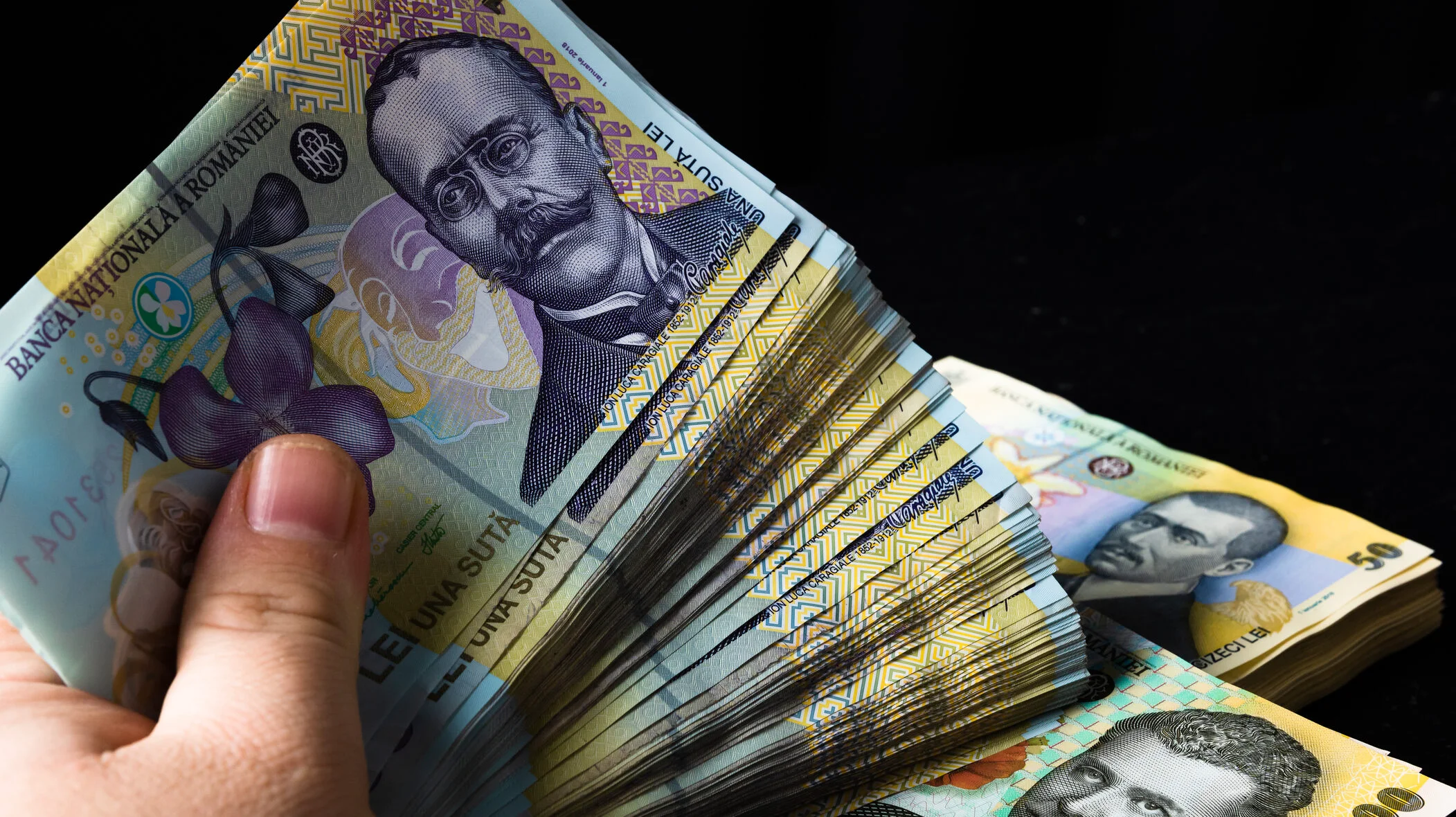 Titularul unui cont bancar are dreptul fundamental de a-și retrage fondurile oricând dorește, însă procedura pentru efectuarea acestor operațiuni nu este întotdeauna atât de simplă pe cât pare