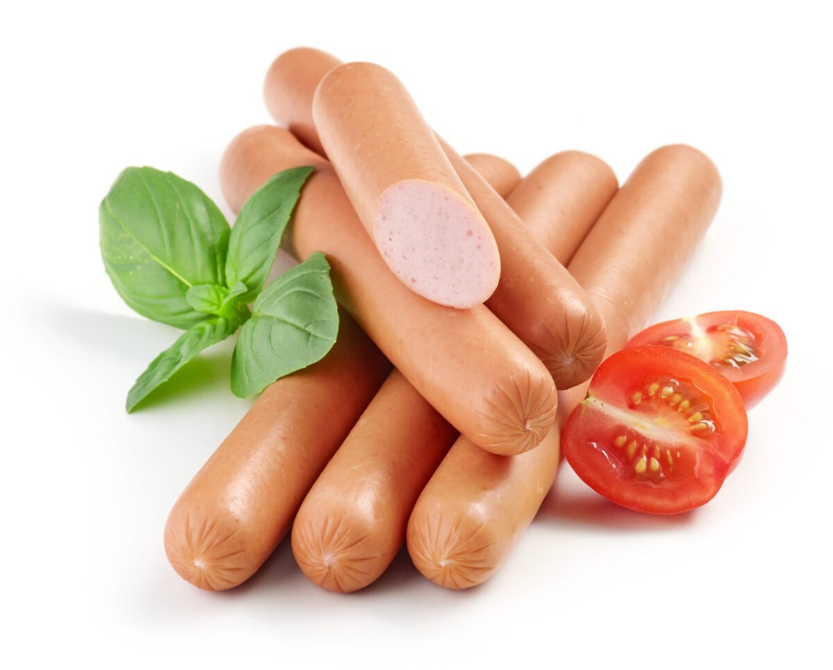 Crenvurștii de post, o alternativă populară pentru vegetarieni și vegani, ascund în spatele ambalajului o listă lungă și greu de descifrat de ingrediente și aditivi alimentari