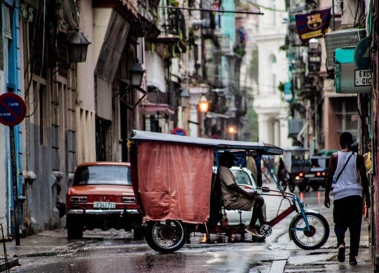 Petrolier rus cu 730.000 barili, în drum spre Cuba; Trump vrea „să o cucerească”