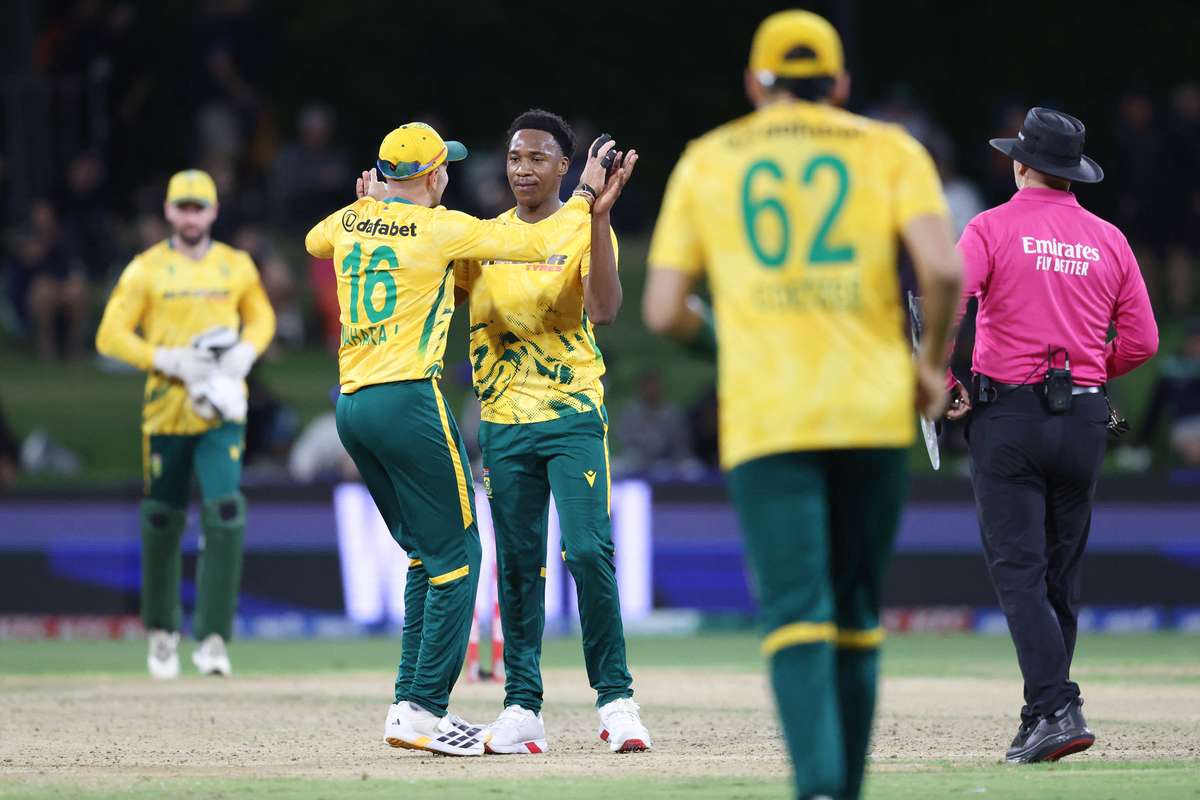 South Africa a reușit să câștige primul meci din seria de T20 împotriva Noii Zeelande, într-un meci cu scor scăzut jucat la Mount Maunganui, în timp ce debutantul Nqobani Mokoena a impresionat cu o performanță excelentă pe plan individual, reușind să iasă în evidență printr-un rezultat de 3-26 în cele 4 lovituri realizate