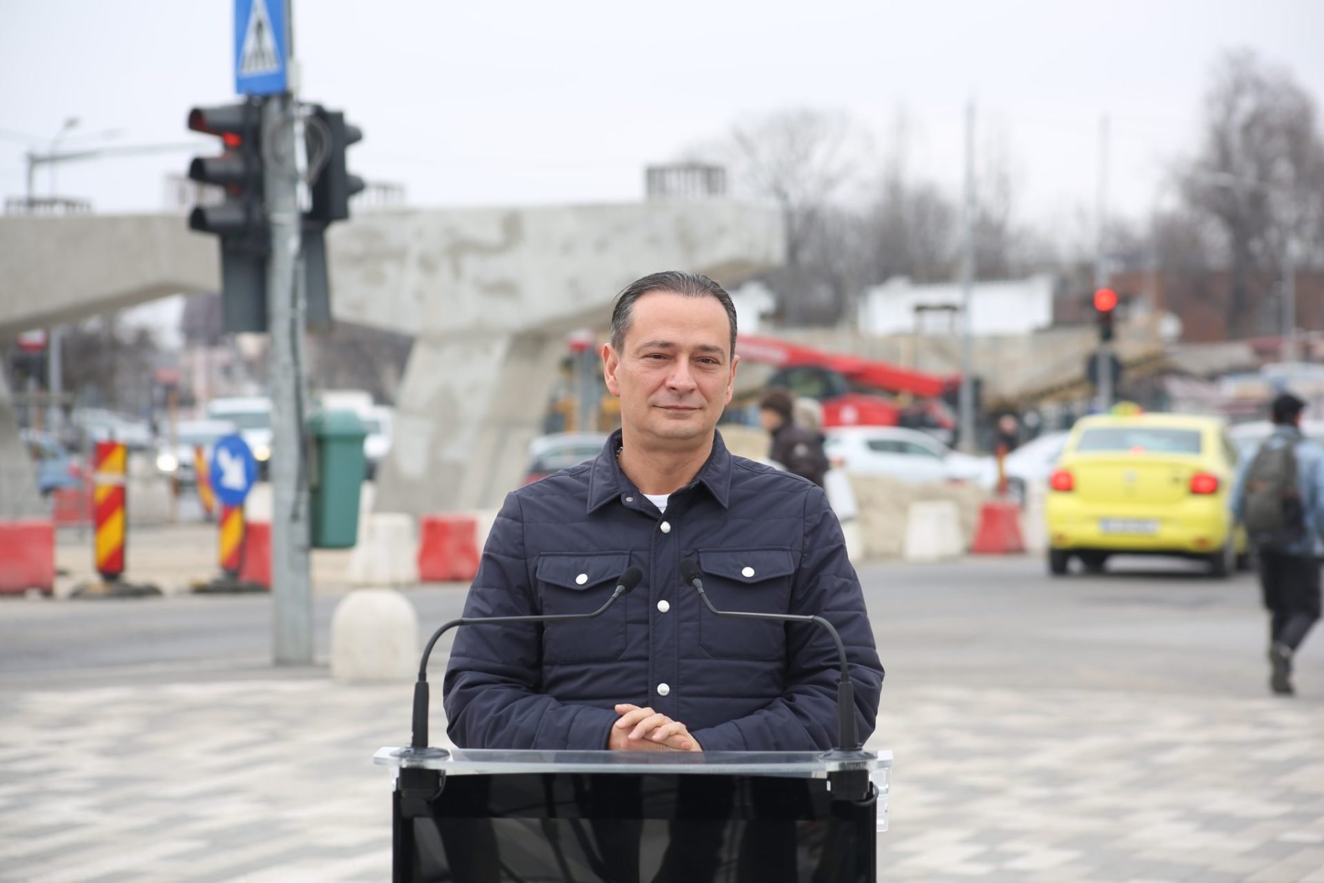 Primăria Sectorului 4 demarează montarea pasarelei de la Apărătorii Patriei, dar scandalul legal pare departe de a fi încheiat Lucrările pentru pasajul peste bulevardul Apărătorii Patriei, o adiție crucială pentru traficul din Sectorul 4 al Capitalei, au fost anunțate cu entuziasm de către primăria de sector, dar o adresă internă a Direcției Transporturi a Primăriei Capitalei scoate la iveală o serie de probleme legale grave