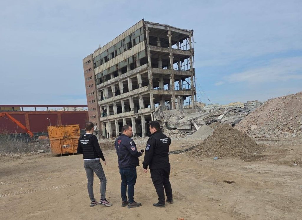 Demolare ilegală în Sectorul 2: Proprietarul amendat cu 10.000 de lei pentru lucrare neautorizată O demolare efectuată fără autorizație în Sectorul 2 al Capitalei a atras sancțiuni substanțiale pentru proprietar, în timp ce autoritățile continuă să intervină asupra unor lucrări în desfășurare pe platforma industrială a fostei fabrici Aversa