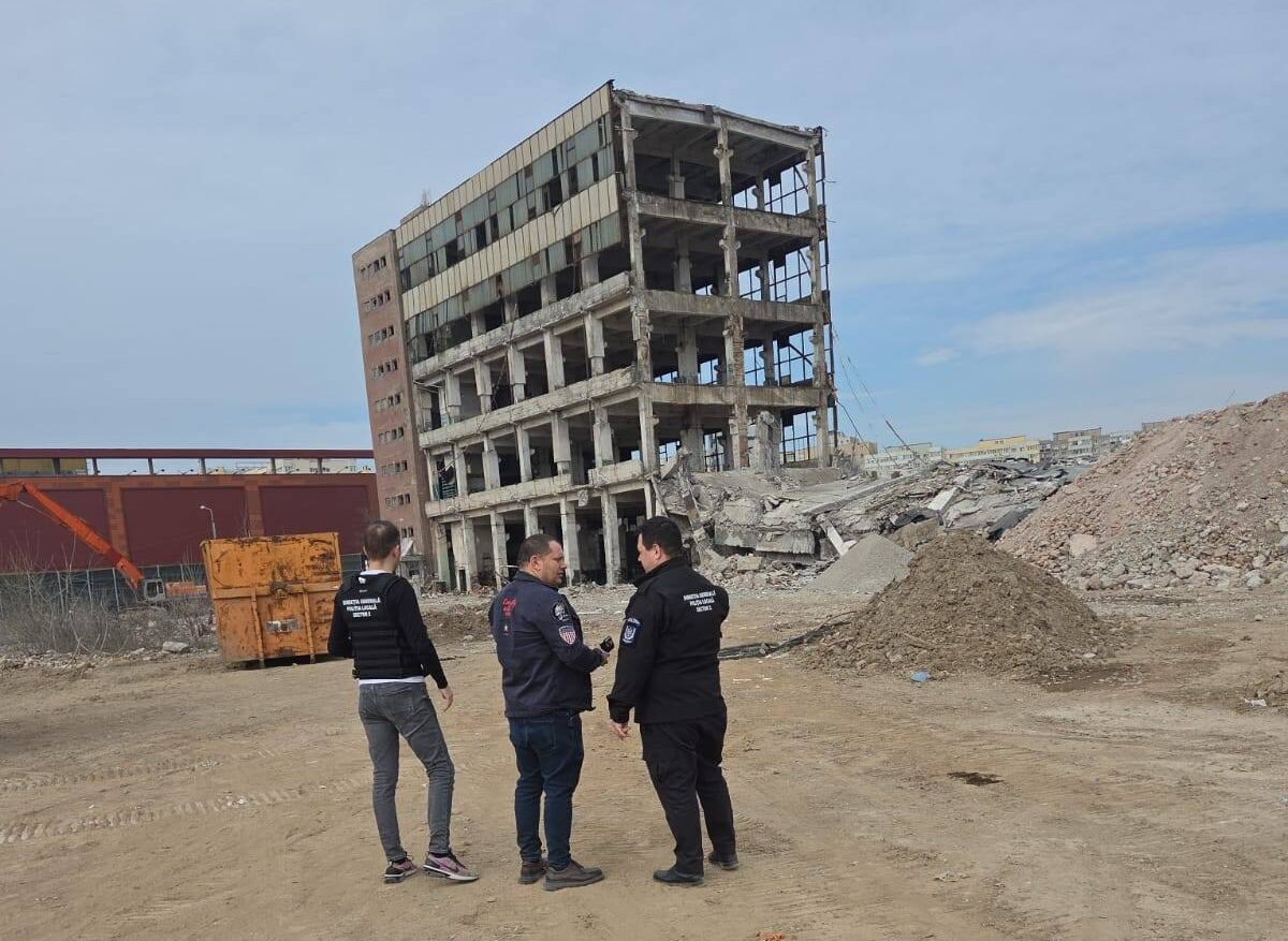Demolare ilegală în Sectorul 2: Proprietarul amendat cu 10.000 de lei pentru lucrare neautorizată O demolare efectuată fără autorizație în Sectorul 2 al Capitalei a atras sancțiuni substanțiale pentru proprietar, în timp ce autoritățile continuă să intervină asupra unor lucrări în desfășurare pe platforma industrială a fostei fabrici Aversa