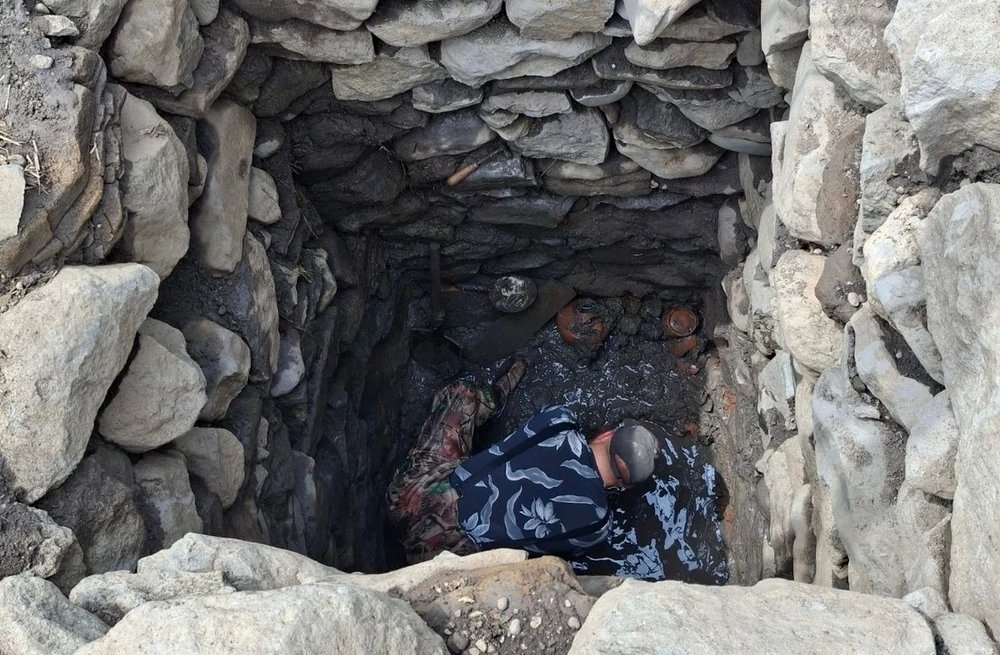 Descoperire senzațională la Călugăreni: o fântână veche de aproape două milenii dezvăluie un tablou complex al vieții din Dacia romană Arheologii din România au făcut o descoperire remarcabilă în situl de la Călugăreni, unde au excavat o fântână ce pare să fie mai mult decât o simplă structură utilitară