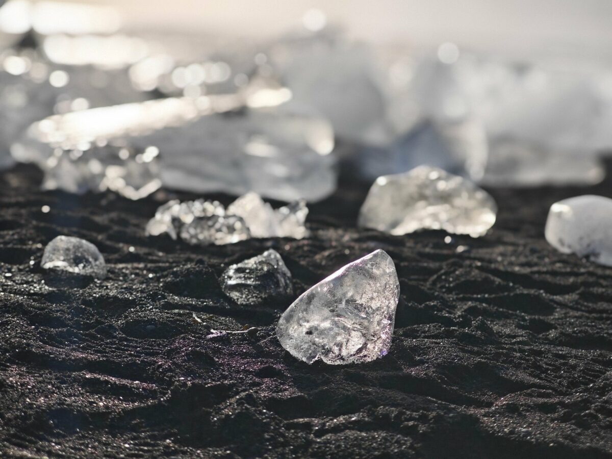 O descoperire revoluționară în lumea mineralelor: diamantul hexagonal devine realitate științifică Cercetătorii chinezi anunță o realizare majoră în domeniul mineralogiei: au obținut pentru prima dată mostre mici, extrem de pure, din mineralul Lonsdaleit, cunoscut și sub denumirea de diamant hexagonal