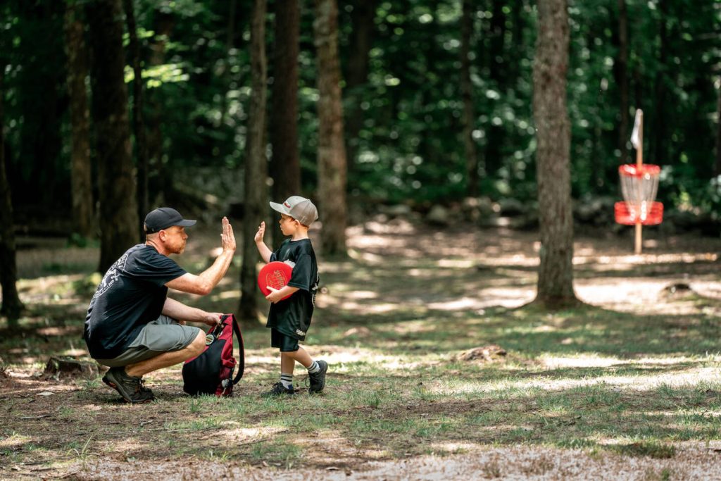 Discul de golf, un sport inventat în Statele Unite acum șaizeci de ani, este tot mai vizibil în peisajul recreațional european și mondial, ridicând întrebări despre potențialul său pentru România