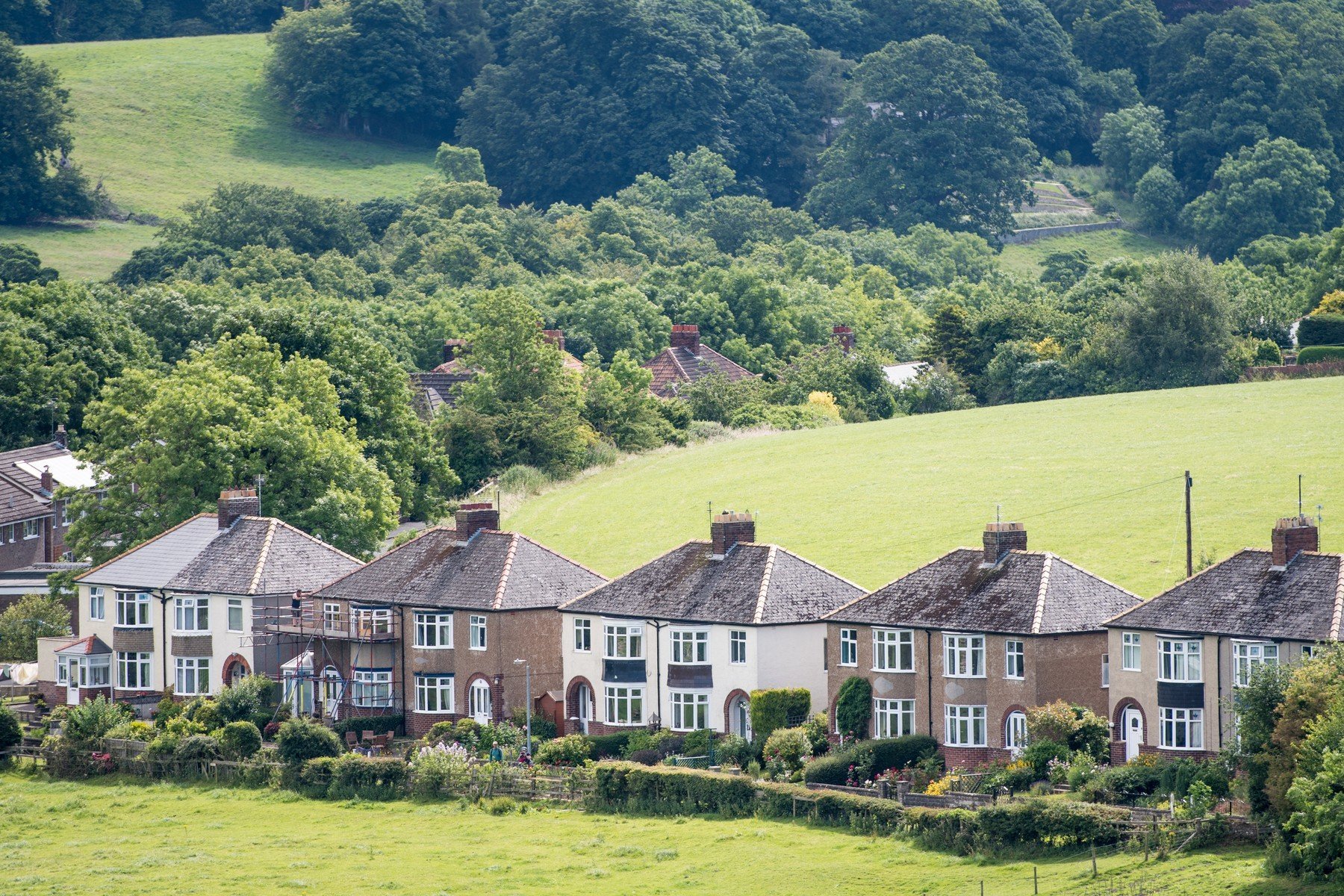 Legea stabilește distanța minimă între clădiri. Cui îi favorizează?