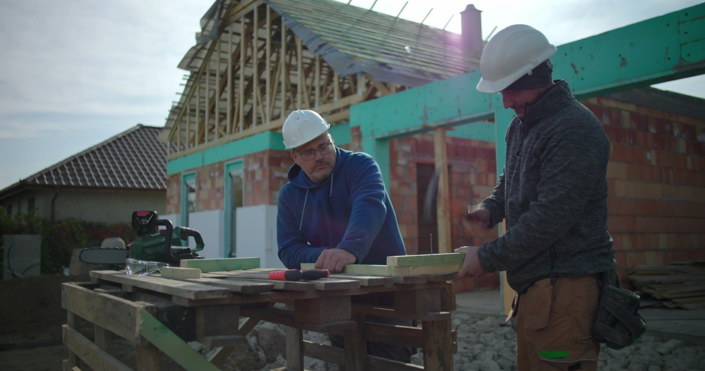 Proprietarii de locuințe trebuie să fie atenți la regulile legale privind modificările la pereții comuni și construirea de ferestre sau balcoane orientate spre vecini, pentru a evita conflictele și sancțiunile