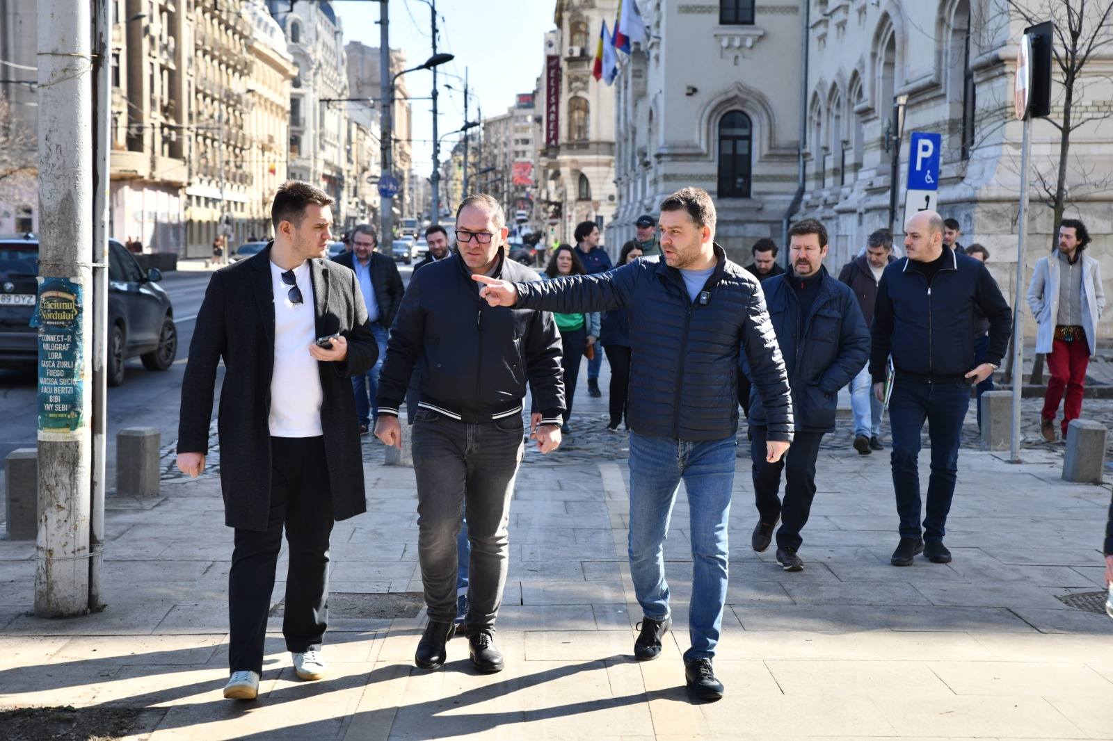 Primarul Capitalei, Ciprian Ciucu, a ieșit sâmbătă pe teren în centrul orașului pentru a-și arăta prezența și a se mota în fața cetățenilor, dar și pentru a transmite un mesaj de angajament față de administrație