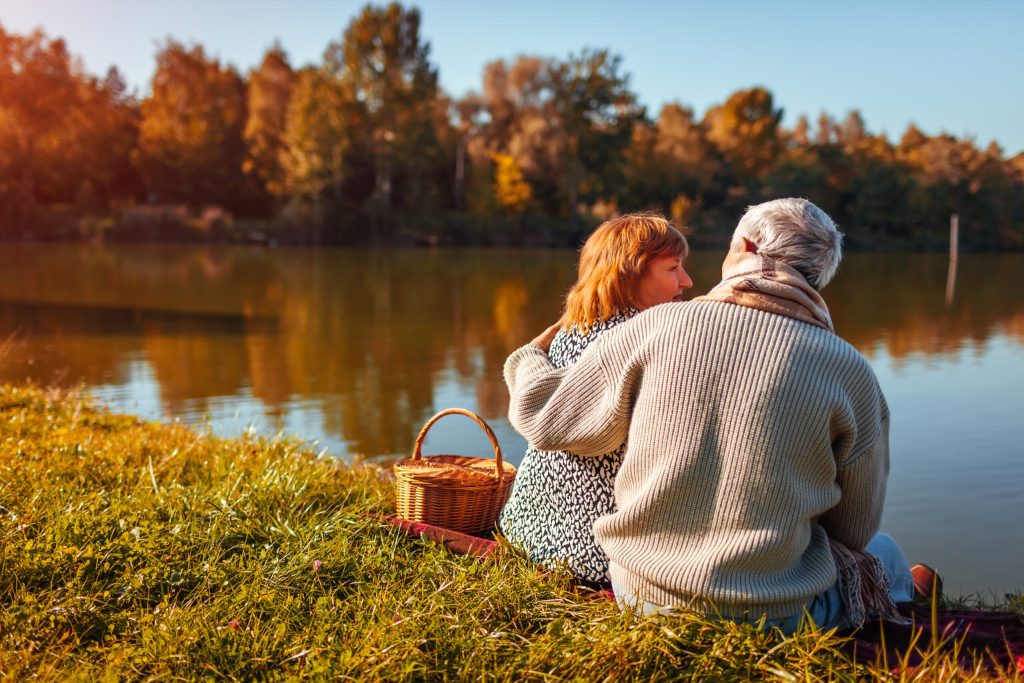 Chiar dacă Valentine’s Day a trecut, cultura populară și clișeele despre iubire continuă să influențeze percepțiile noastre despre romantism, în special în ceea ce privește momentul în care o relație devine „potrivită” sau „esențială”