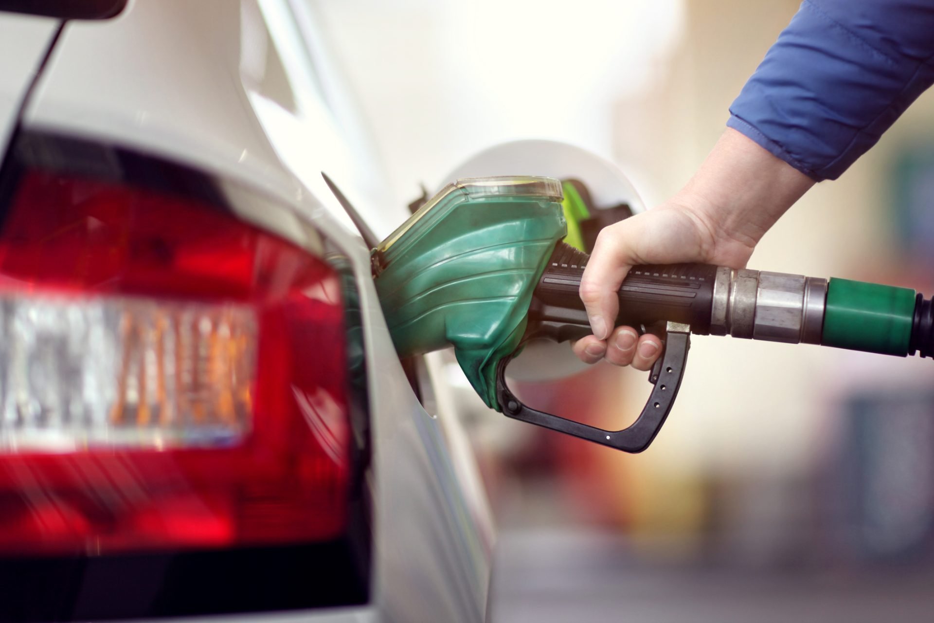 Carburanții s-au adaptat din nou pieței, iar prețurile la pompă continuă să tensioneze buzunarele românilor