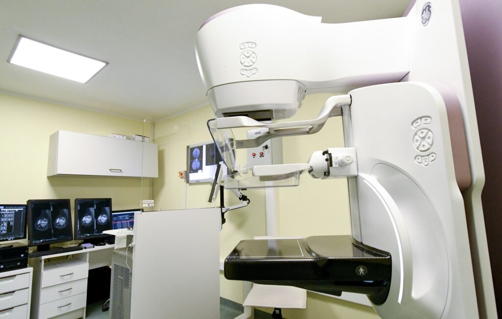 Capacitatea de diagnosticare la Spitalul Clinic Județean de Urgență (SCJU) Arad intră sub presiune accentuată, în contextul unei liste de aşteptare pentru mamografii ce se întinde până în luna iunie