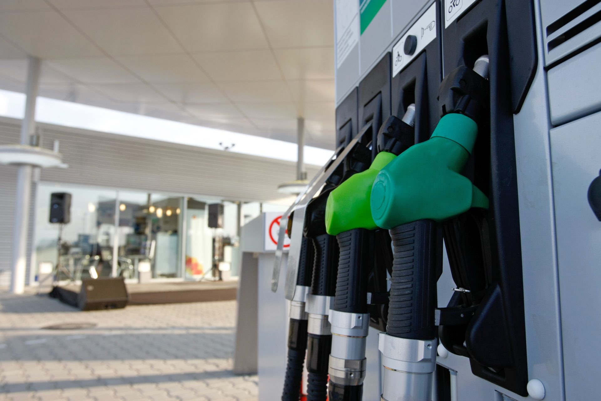 Guvernul Bolojan se pregătește să adopte joi o ordonanță de urgență care, oficial, va vizat limitarea creșterii prețurilor la carburanți, dar efectiv nu pare să aducă vreun beneficiu notabil pentru consumatori