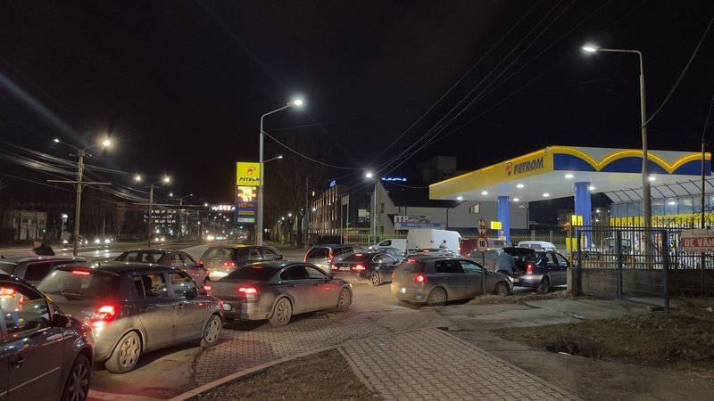 Creșterea accentuată a prețurilor la carburanți a transformat bazinele de alimentare din întreaga țară în adevărate aglomerări de navetiști și șoferi, astfel fiind resimțită o explozie a vânzărilor în sectorul distribuitorilor de combustibili