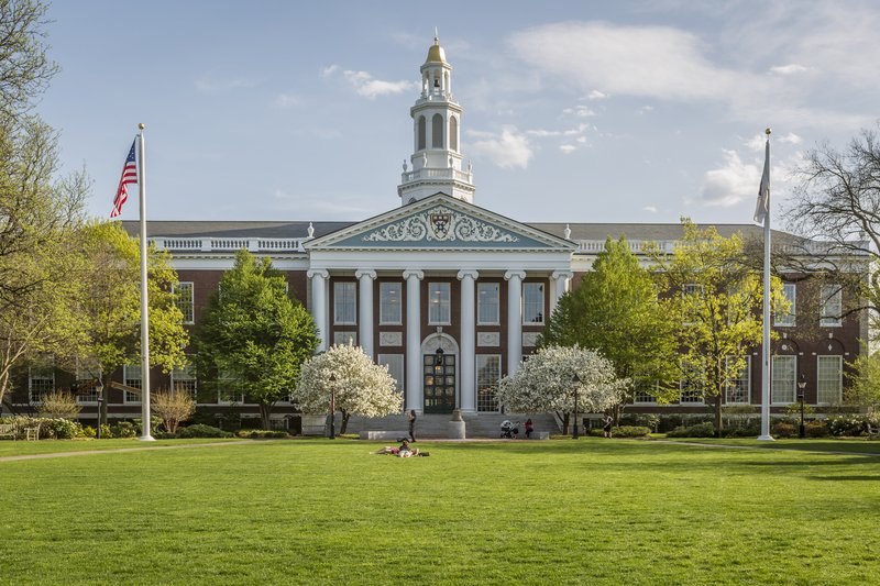 Administrația Trump depune acțiune în justiție împotriva universității Harvard, acuzând-o de tolerarea unui climat de ură antisemită și anti-israelian în timp ce manifestațiile pro-palestiniene izbucnesc pe campus Washington, 26 mai 2025 — La cea mai recentă mișcare în războiul seringilor dintre administrația de la Washington și cele mai prestigioase instituții academice, guvernul condus de Donald Trump a depus vineri o plângere în justiție împotriva Universității Harvard, acuzând-o de facilitarea și tolerarea unui climat de ură și intoleranță în timpul manifestațiilor pro-palestiniene din campus