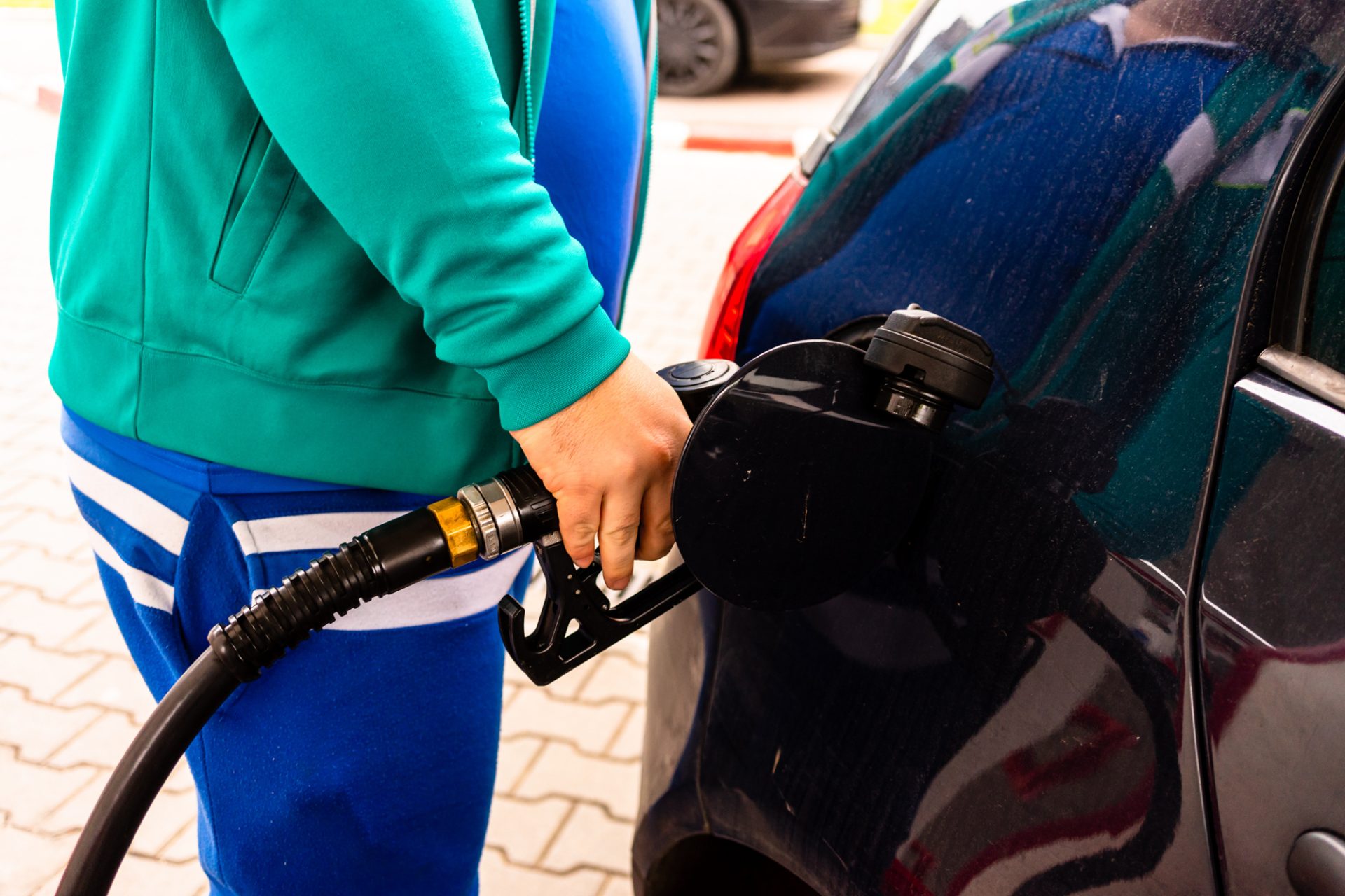 Guvernul nu pare să aibă soluții imediate pentru criza de pe piața carburanților, iar măsura de declarare a situației de criză aprobată joi ridică mai multe semne de întrebare decât promisiuni de soluții concrete