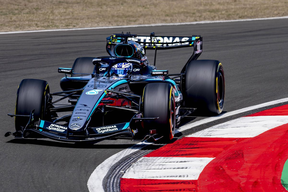 George Russell pleacă din pole position în cursa de Sprint din China, consolidând avantajul echipei Mercedes în startul sezonului