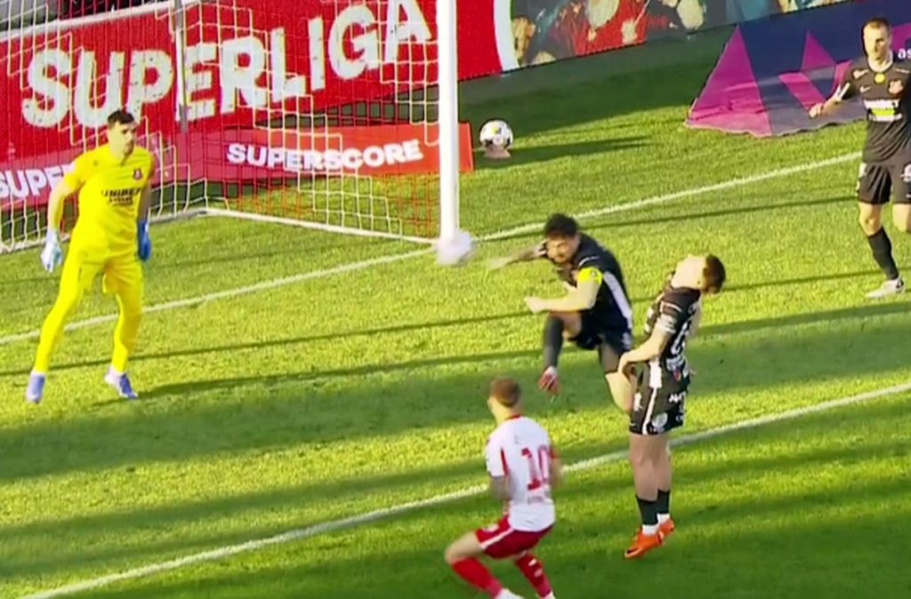 Autogol incredibil în debutul play-out-ului Ligii 1: Tiberiu Căpușă înscrie cel mai rapid autogol din ultimii șapte ani Un început exploziv pentru play-out-ul Ligii 1 a avut loc vineri, în meciul dintre UTA și Hermannstadt
