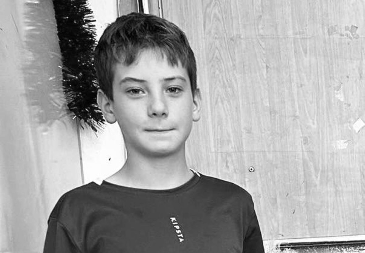 Tragedie la Ipotești: un elev de 14 ani își pierde viața în timpul orei de sport O veste sfâșietoare a șocat comunitatea din Ipotești, județul Suceava, după ce Dănuț, elev în clasa a VIII-a la Școala Gimnazială „Mihai Eminescu”, și-a pierdut viața în timpul orei de educație fizică