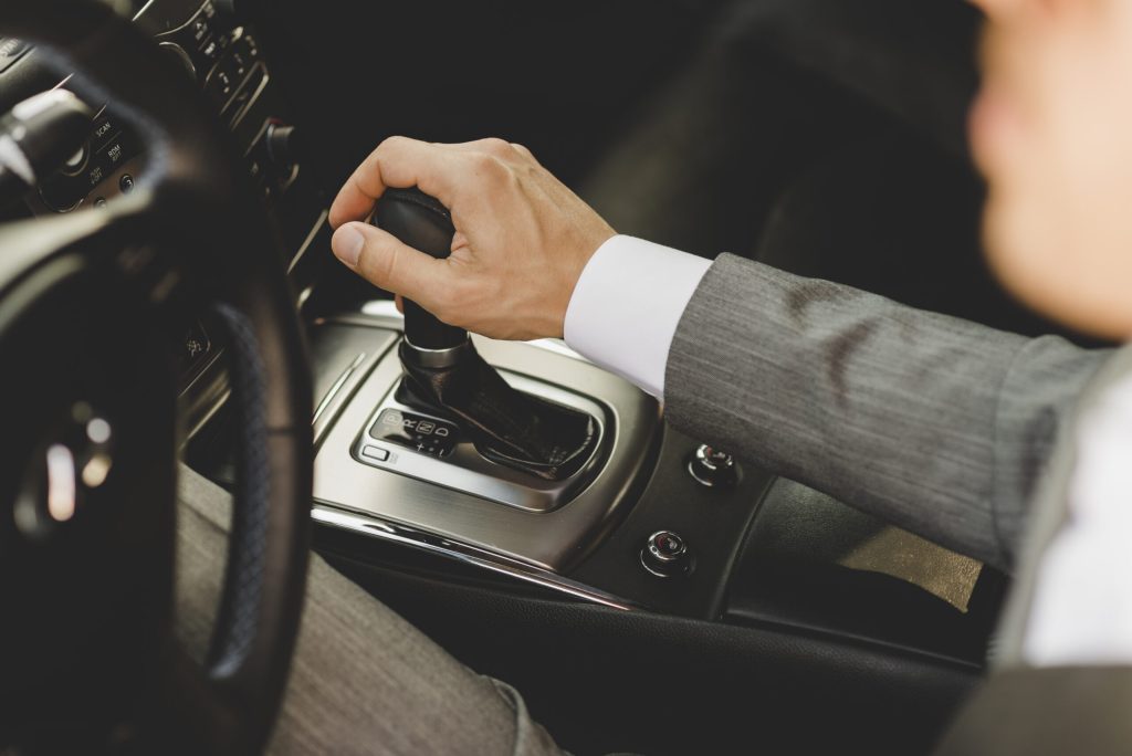 Dispariția cutiei de viteze manuale devine o realitate inevitabilă în industria auto a Europei, iar România nu face excepție