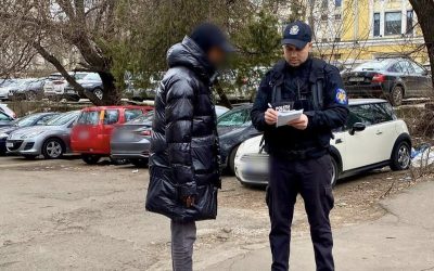 Peste 100 de amenzi aplicate de poliția locală din București pentru falșii parcagii din Capitală Campania de combatere a falșilor parcagii din București a dus la aplicarea a peste 100 de sancțiuni contravenționale și a încă 22.000 de lei (peste 4.000 de euro)