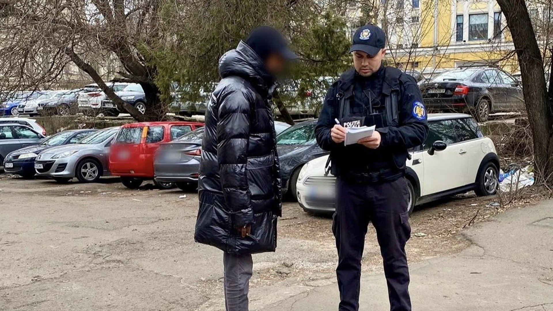 Peste 100 de amenzi aplicate de poliția locală din București pentru falșii parcagii din Capitală Campania de combatere a falșilor parcagii din București a dus la aplicarea a peste 100 de sancțiuni contravenționale și a încă 22.000 de lei (peste 4.000 de euro)