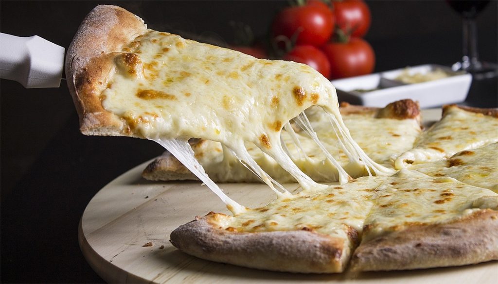 Cum se prepară pizza cu două ingrediente, la 6 lei