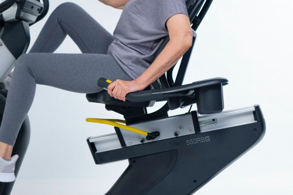 Exercițiile simple de acasă pot estima sănătatea și longevitatea, fără echipament complicat sau vizite medicale Pe măsură ce înaintează în vârstă, corpul nostru suferă schimbări inevitabile, iar pierderea masei musculare și diminuarea capacității cardiovasculare devin o realitate ce trebuie gestionată