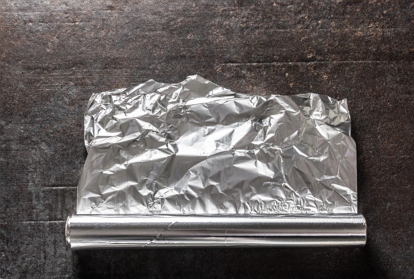 Într-un context în care problemele de umiditate și infiltrații devin tot mai frecvente în construcțiile vechi sau slab izolate, o metodă simplă și accesibilă pentru diagnosticarea acestor probleme pare să câștige tot mai mult teren printre specialiști și proprietari de locuințe: testul cu folie de aluminiu