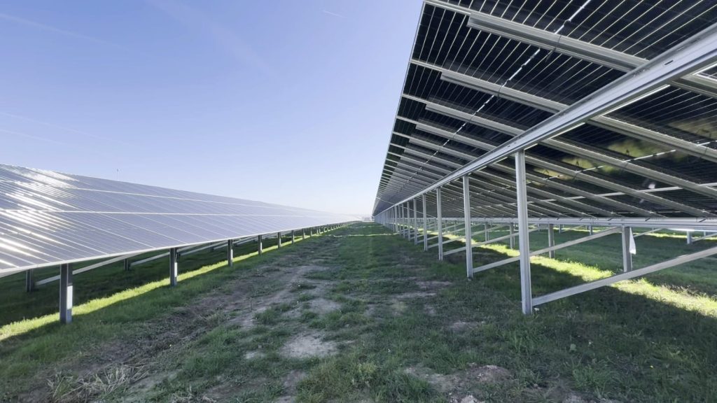 România stabilește noi recorduri în producția de energie solară, marcând o evoluție notabilă peisajului energetic național