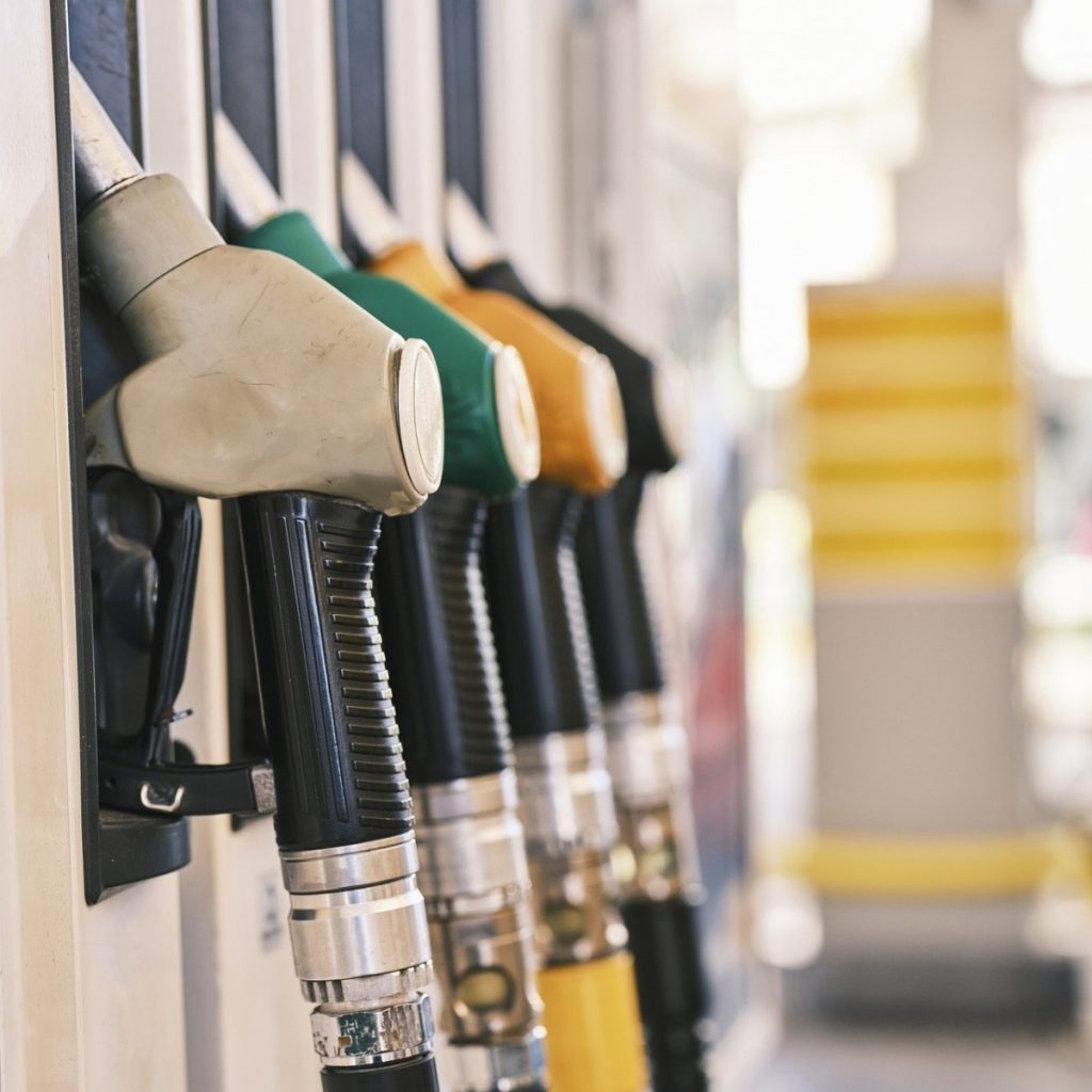 Guvernul plănuiește cinci scenarii pentru controlul prețurilor la carburanți în contextul creșterii globale a prețului țițeiului Criza globală a prețurilor la petrol a adus autoritățile din România în fața unei decizii cruciale: cum să mențină prețurile combustibililor în limite suportabile pentru consumatori, în condițiile în care fluctuațiile la nivel internațional afectează direct prețul benzinei și motorinei de pe stațiile din țară