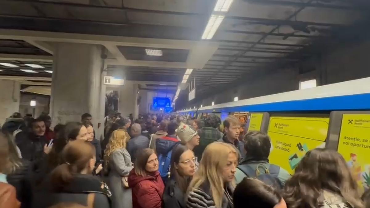 Probleme la metrou după retragerea unui tren de pe Magistrala 2, cauzată de ușa defectă, au creat haos în trafic, miercuri dimineață, în ciuda faptului că ora de vârf s-a apropiat de final