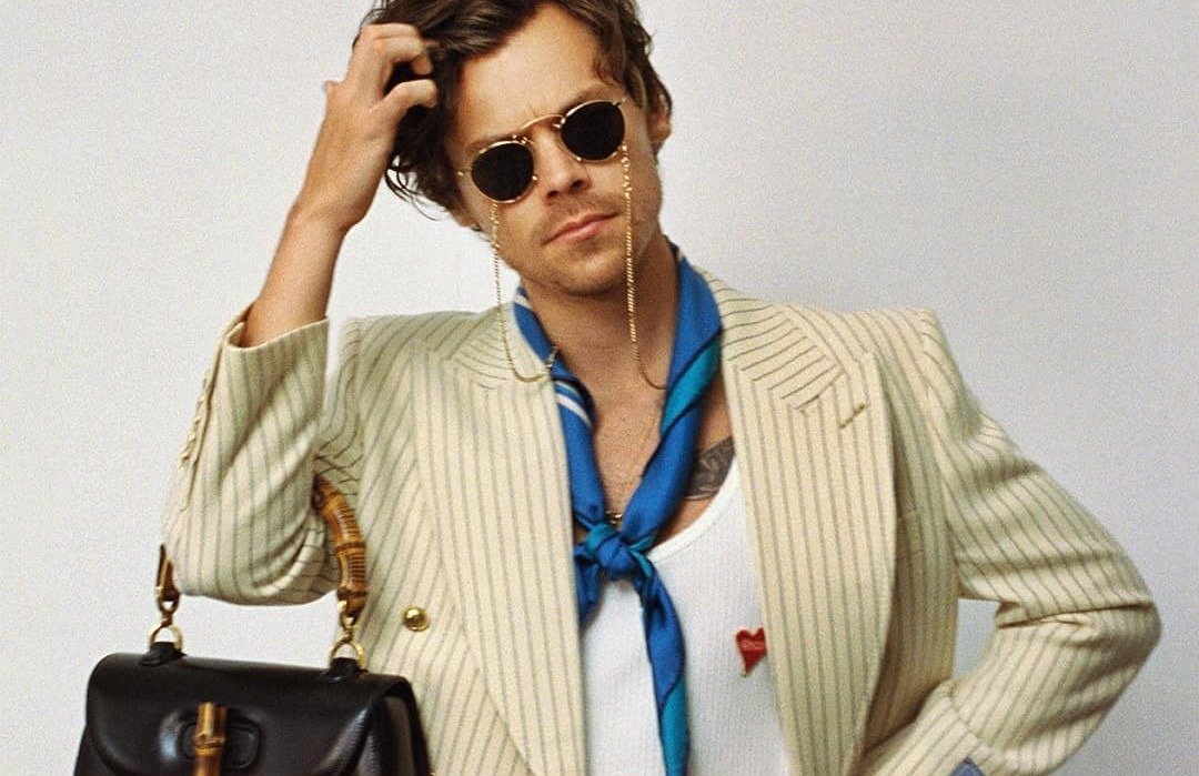 Harry Styles, îndrăgitul artist britanic, își reafirmă poziția de lider pe scena muzicală internațională, după ce al treilea său album a ajuns din nou numărul unu în topurile din Regatul Unit
