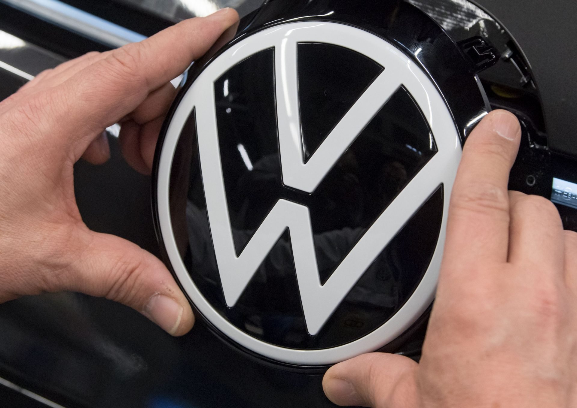 Volkswagen surprinde sectorul industrial european: compania germană face un pas îndrăzneț pentru a-și menține forța de muncă în fața crizei de cerere Un anunț neașteptat zdruncină imaginarul industriei auto și al producției europene