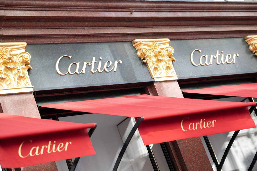 Ateneul Român devine un nou punct de atracție pentru lumea luxului în România, odată cu anunțul deschiderii primului magazin Cartier în țară, alături de celebrul brand Hermes