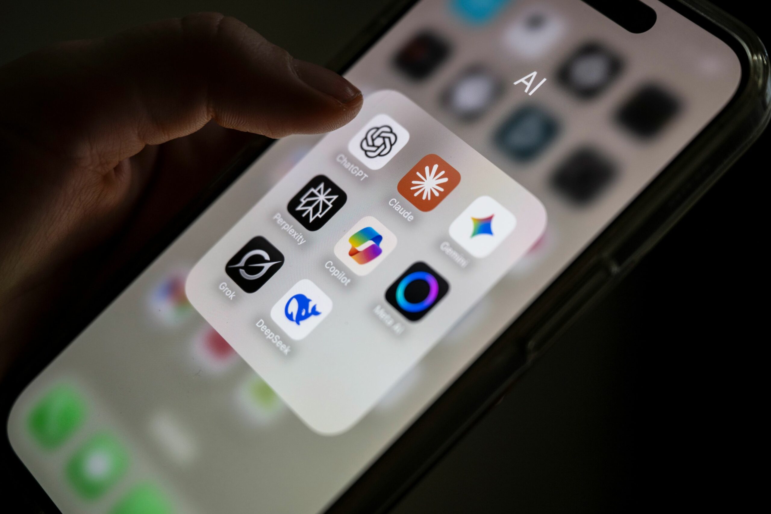 Un val de proteste și dezinstalări parcurs de un val uriaș de controverse a lovit recent OpenAI, compania care a revoluționat modul în care interacționăm cu inteligența artificială