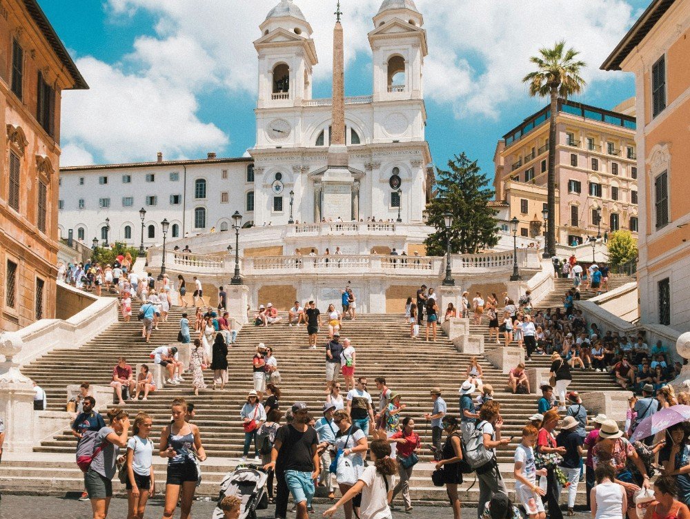 Schimbări radicale în turismul european: de la city break la detox digital, iar românii, departe de tendințe Trecerea de la vacanțele convenționale spre experiențe digitale și de wellness modelează în mod semnificativ piața turistică europeană în ultimii ani