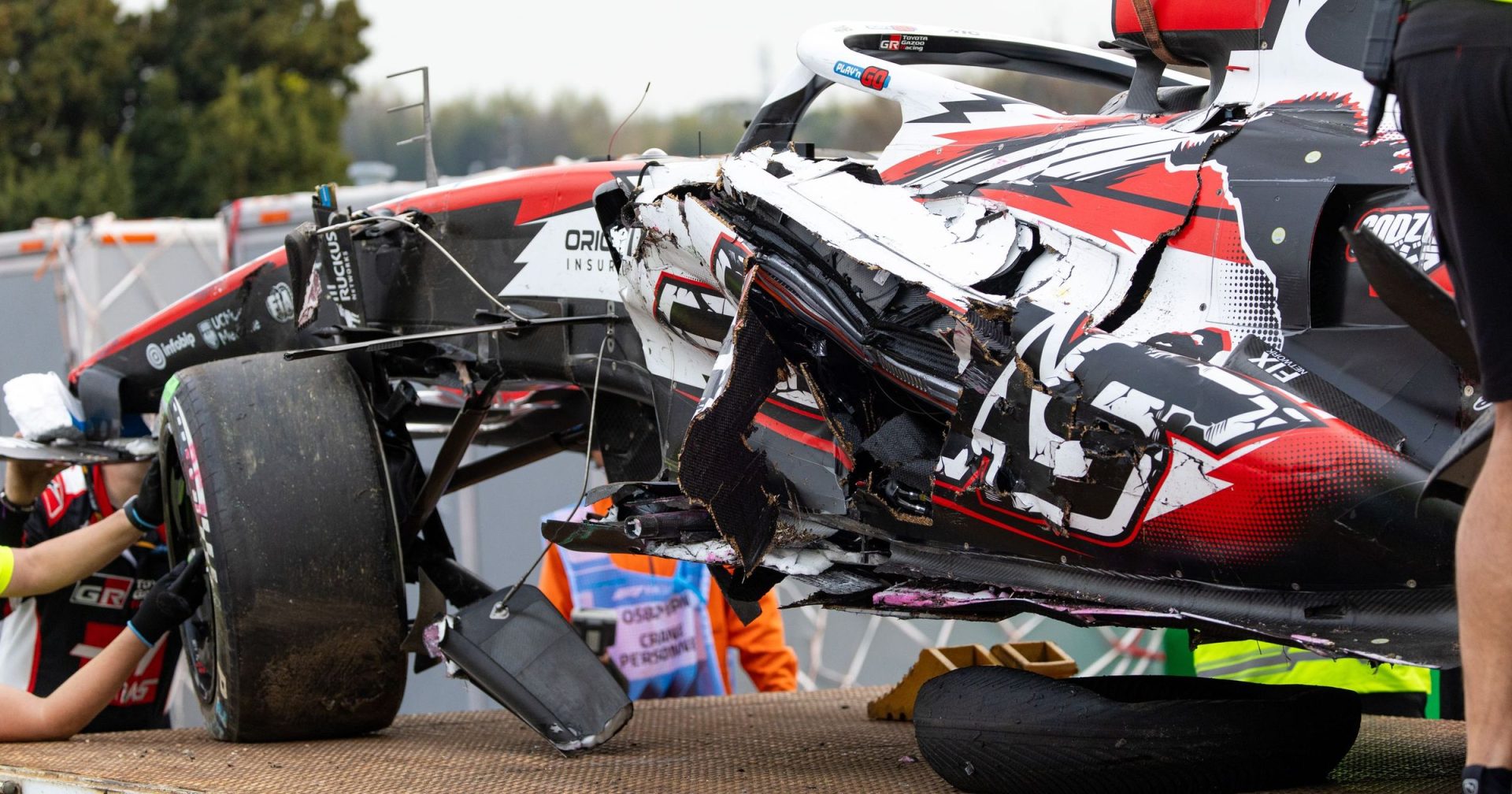 Accident grav în timpul GP al Japoniei: Olivier Bearman se izbește violent de parapet, provocând dezbateri privind siguranța în F1 Un eveniment neașteptat și periculos a marcat cursa de la Suzuka, după ce tânărul pilot Oliver Bearman a fost implicat într-un accident serios, lovind cu mare forță parapetul după ce a pierdut controlul monopostului