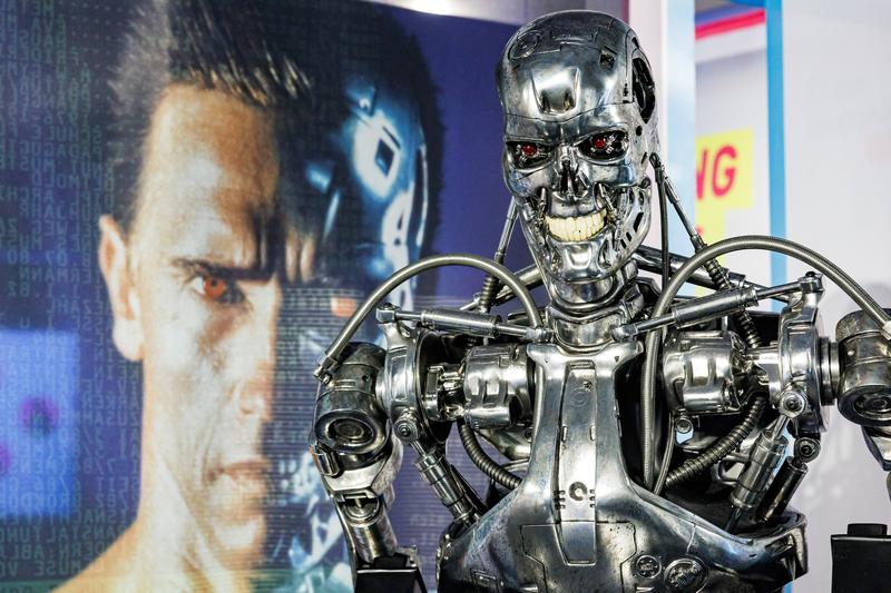 China avertizează asupra pericolului AI militare americane, comparând situația cu un coșmar din filmele „Terminator” China a emis un avertisment dur împotriva utilizării excesive a inteligenței artificiale (AI) de către armata americană, subliniind riscul ca această tehnologie să declanșeze un viitor distopic, similar cu cel plasat în centrul filmelor din seria „Terminator”
