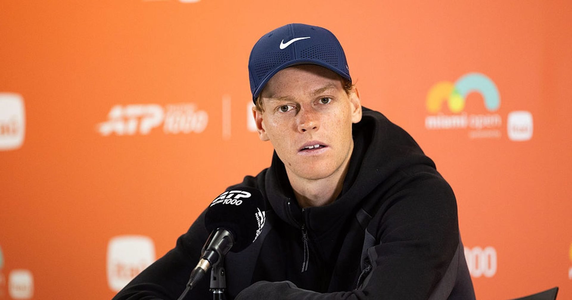 Jannik Sinner s-a calificat în finala turneului de la Miami Open 2026, după o victorie în două seturi în fața lui Alexander Zverev, scor 6-3, 7-6